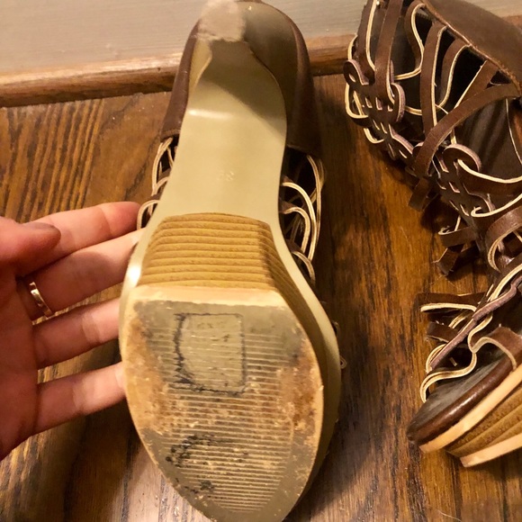 Size 8 heels with detailed leather like design - Picture 2 of 3